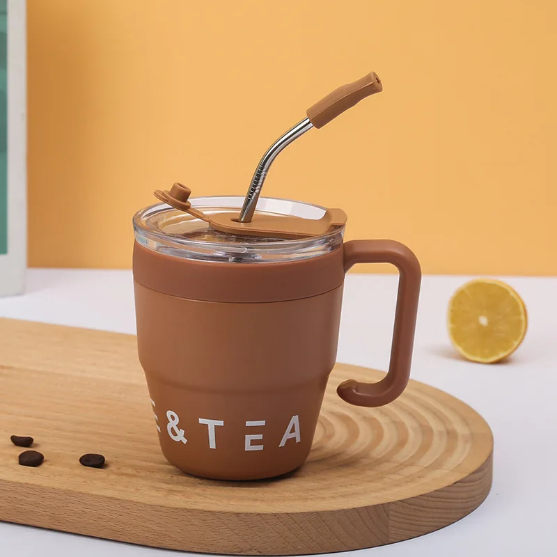 Tasse à café avec couvercle et paille 480 ml
